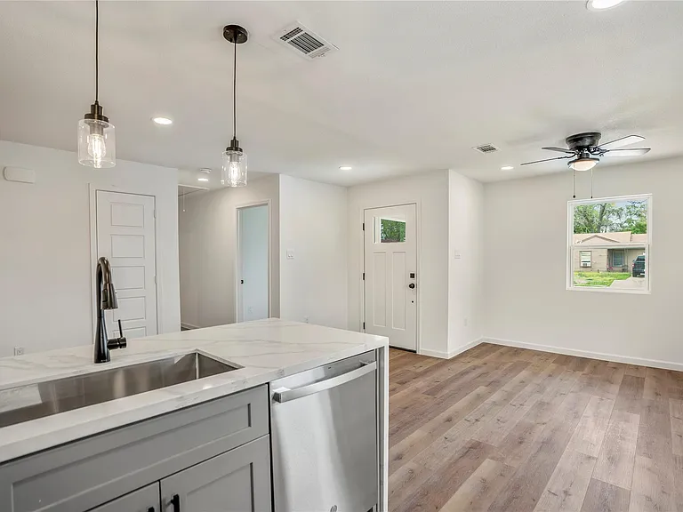 3923 Alsace St — Photo 9
