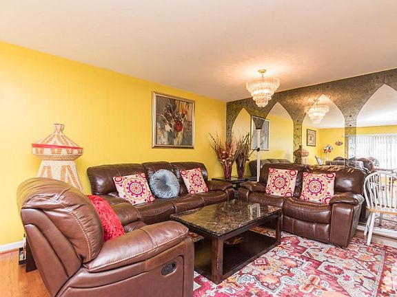 3rd image of 2321 W Greenleaf Ave #302