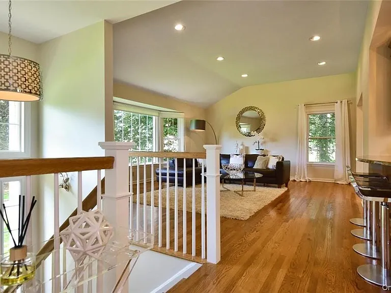 9 Franklin Ave — Photo 3