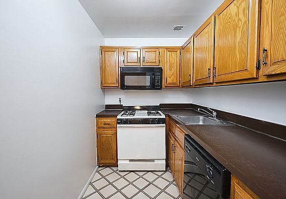 2nd image of 240 E 90th St APT 2A