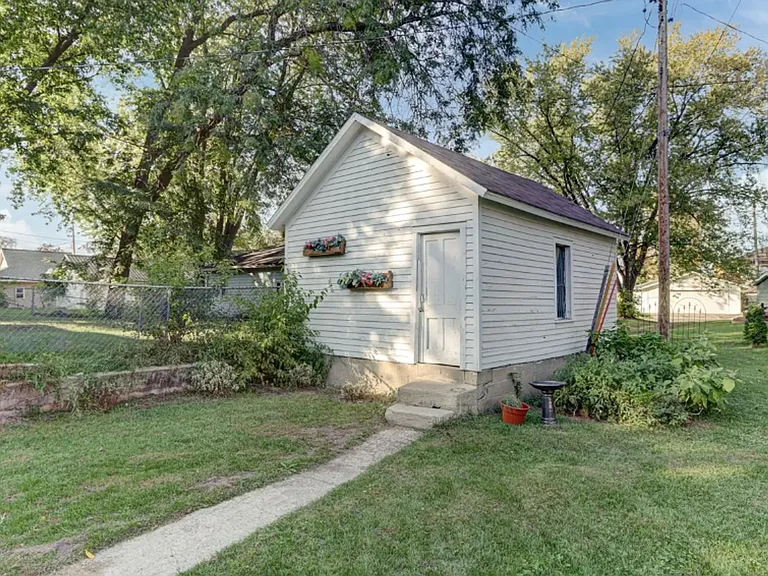 511 W Wisconsin St — Photo 41
