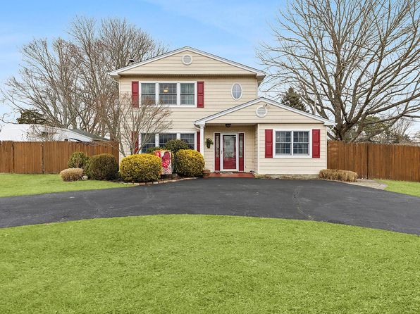 37 Newport Beach Boulevard, East Moriches, NY 11940