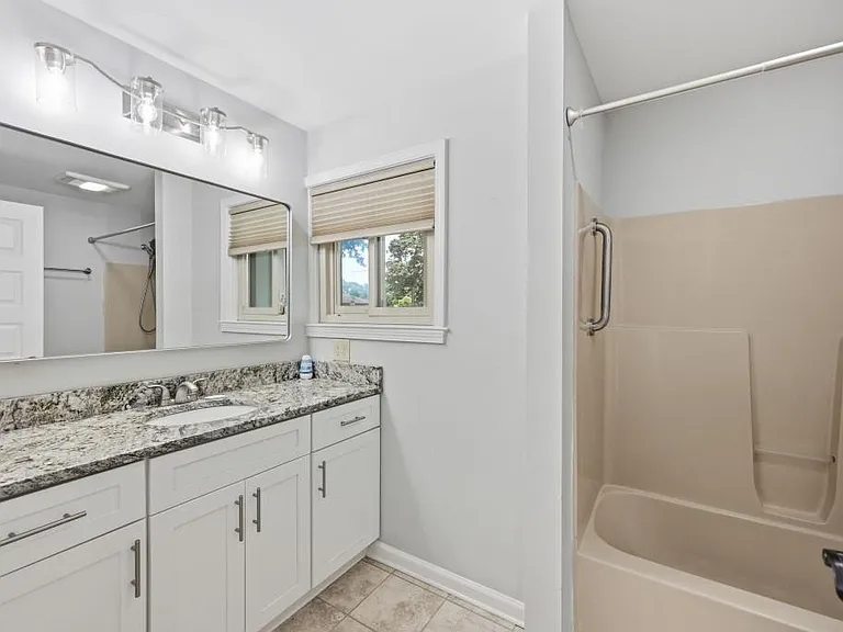 989 Rudolph St — Photo 15