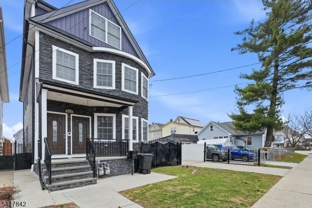 3 bed, $3,500 — Photo 1