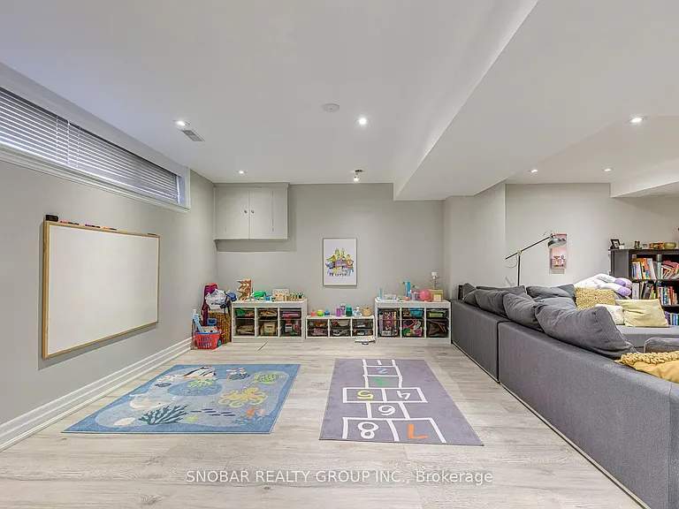 52 Decarie Cir — Photo 17