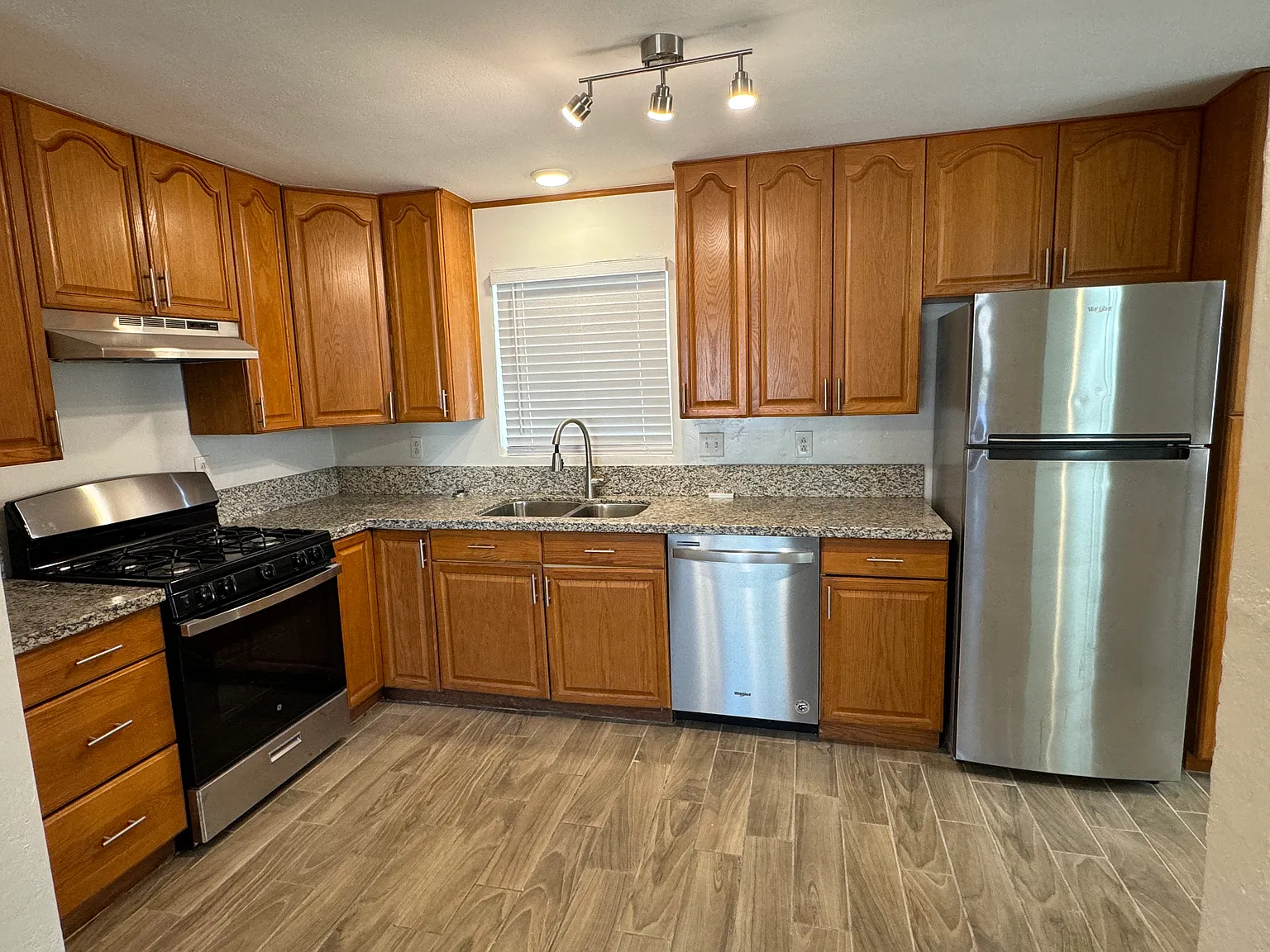 328 E Lester St — Photo 4