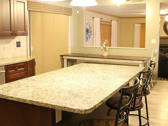 Eat-in kitchen - view 2