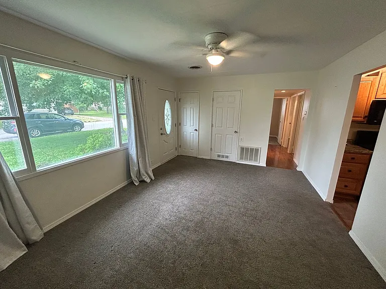 1700 W Granview Dr — Photo 3