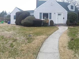 457 Rutland St, Westbury, NY 11590