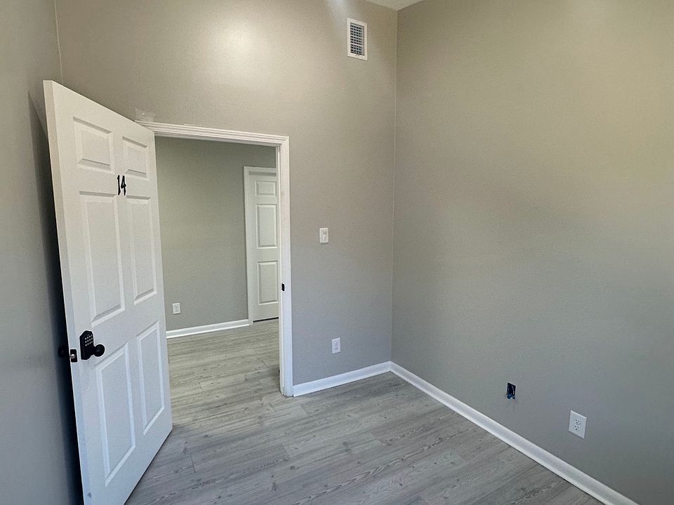 2nd image of 912 Convent Ave