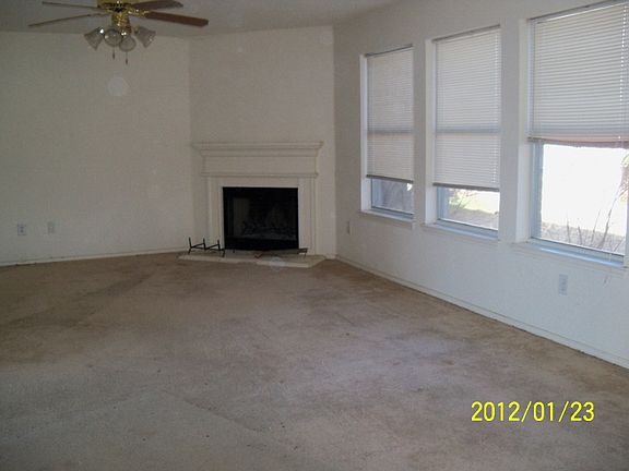 4th image of 933 Peacock Dr