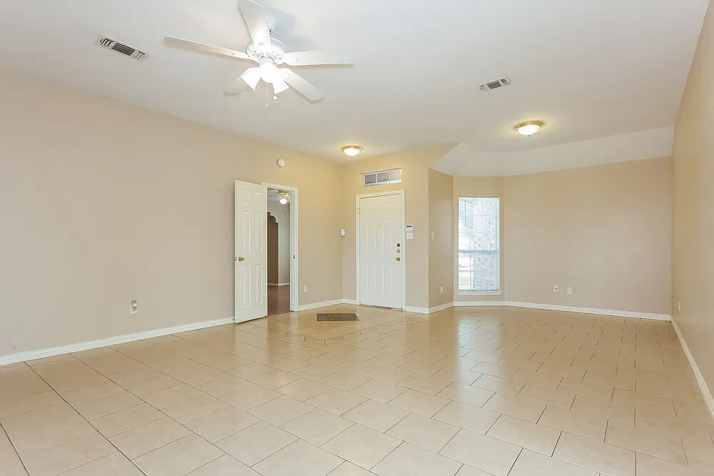 3 bed, 2.0 bath, 1983 sqft, $2,460 — Photo 3