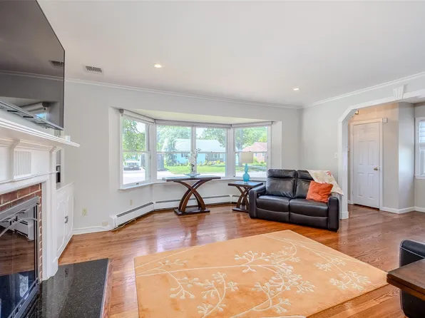 11 Spruce Street, Garden City, NY 11530