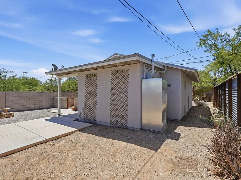1226 E. Elm St. — Photo 17