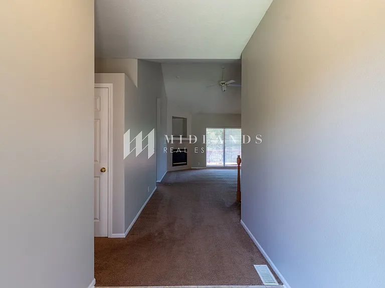 1007 Woodview Dr — Photo 4