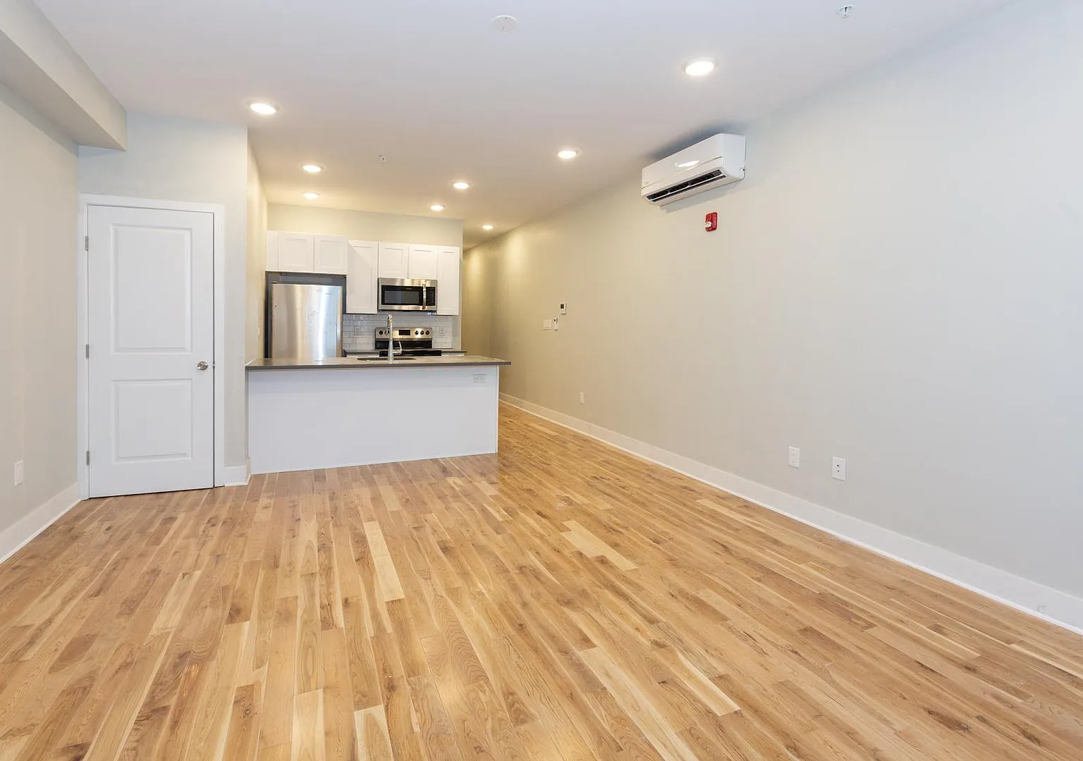 2428 W Thompson St — Photo 4