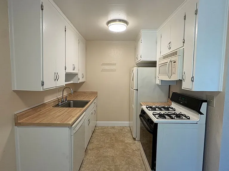River's Bend Apartments - Orangevale 95662 — Photo 7