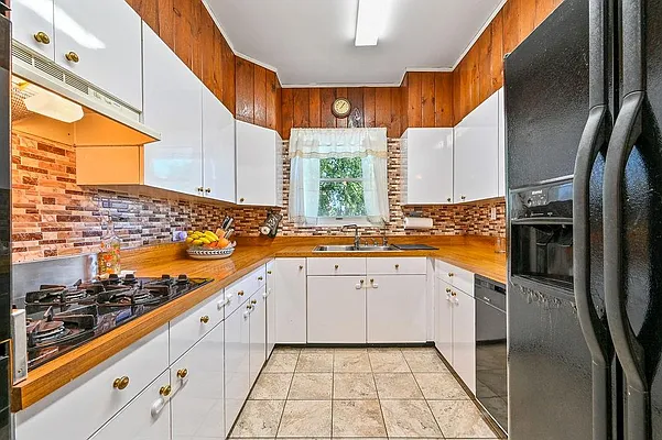 Sold by Remax Real Estate Professionals | media 13