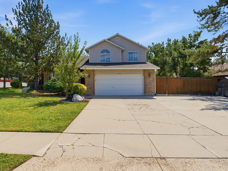 1208 E Colima Dr