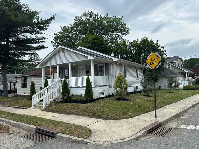 425 Drummond Ave — Photo 2