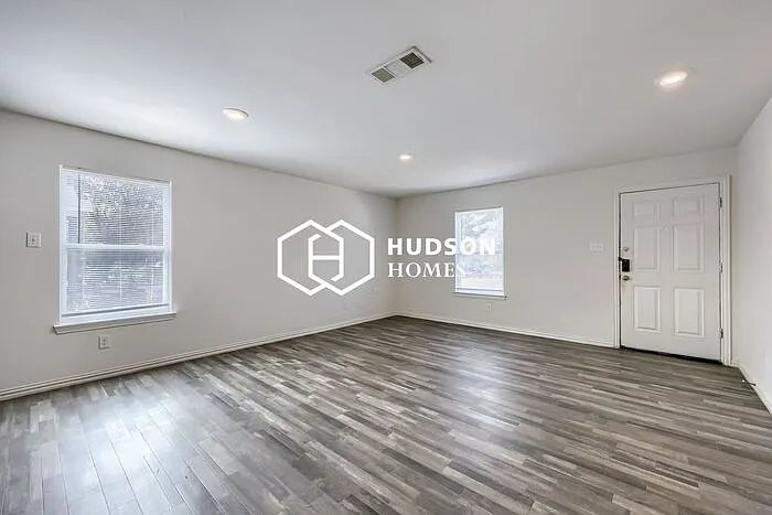 3 bed, 2.0 bath, 1090 sqft, $1,595 — Photo 3