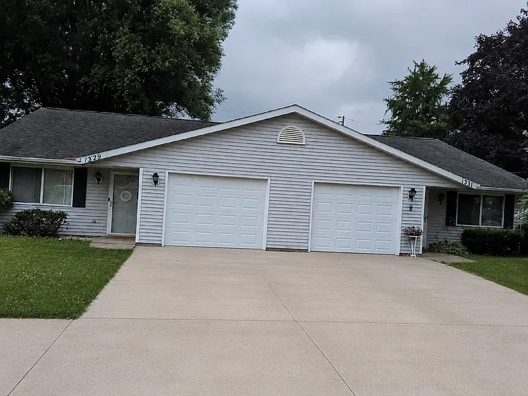 1329 Dousman St — Photo 1