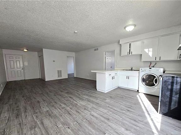 5th image of 2937 Stewart Ave