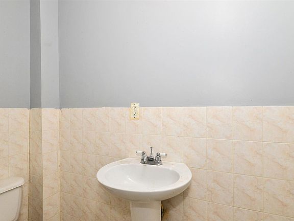 5th image of 44 Beacon Ave APT 1F