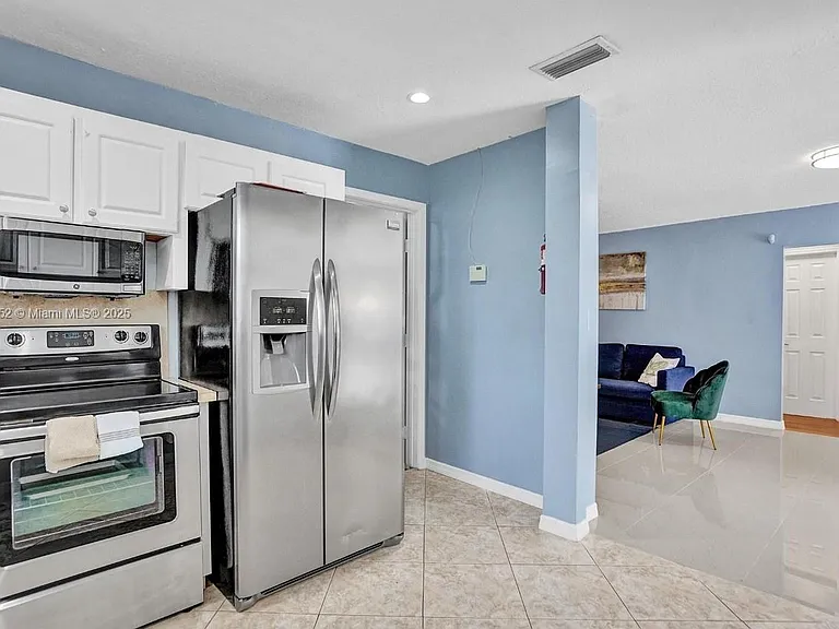 208 SW 2nd Ave — Photo 12