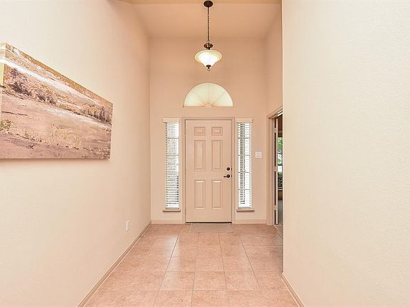 The entry way opens up to the study with double French Door and large tiling in the entrance.