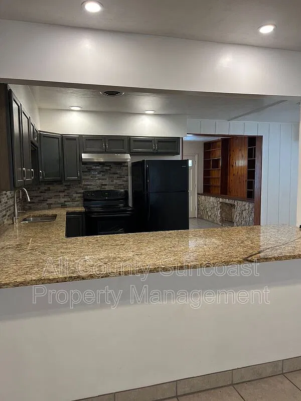 4 bed, 2.0 bath, $2,295 — Photo 3