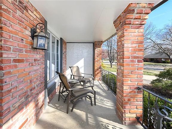 5th image of 324 Avila Cir