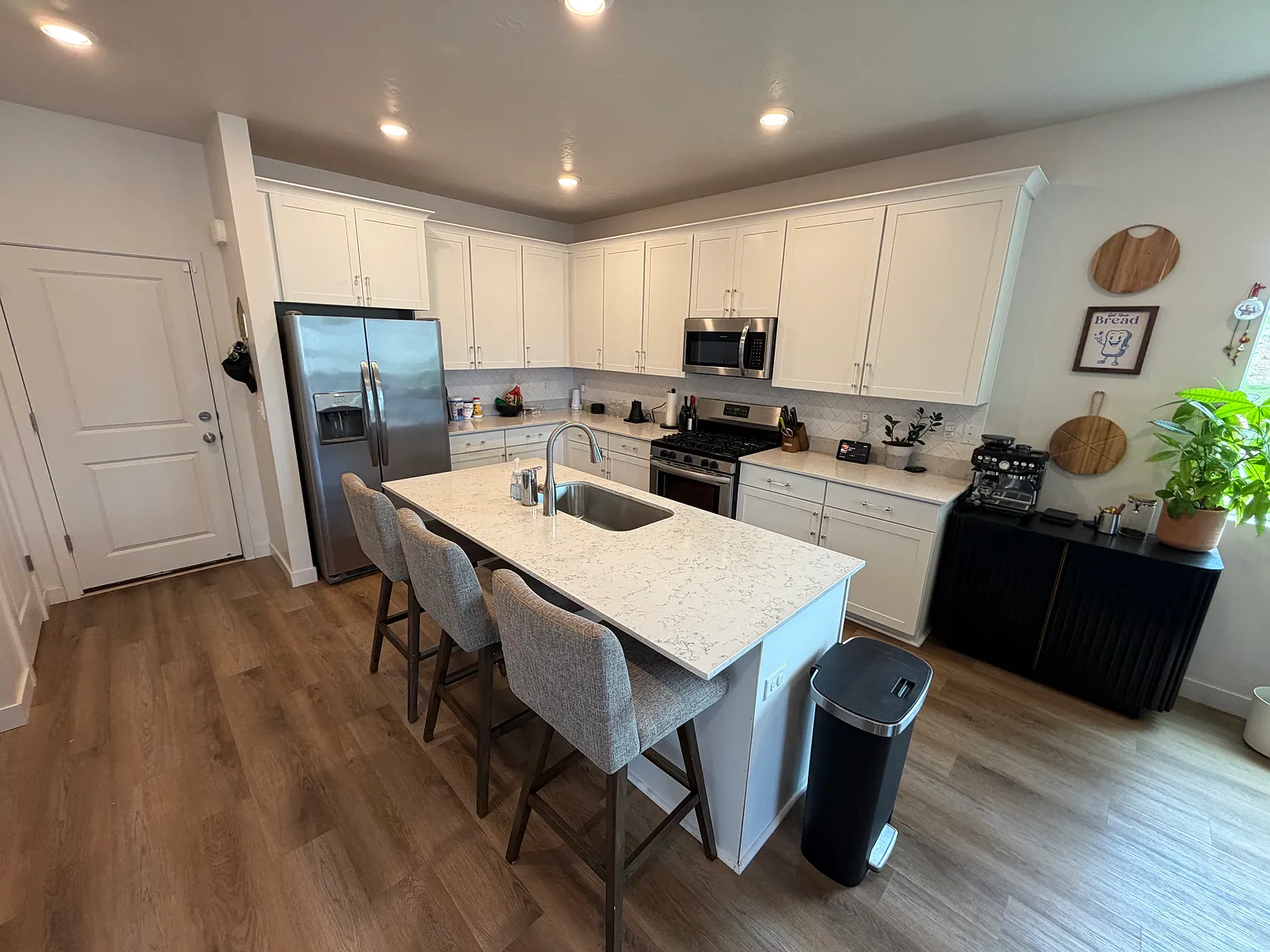 5 bed, 3.5 bath, 2800 sqft, $3,150 — Photo 3
