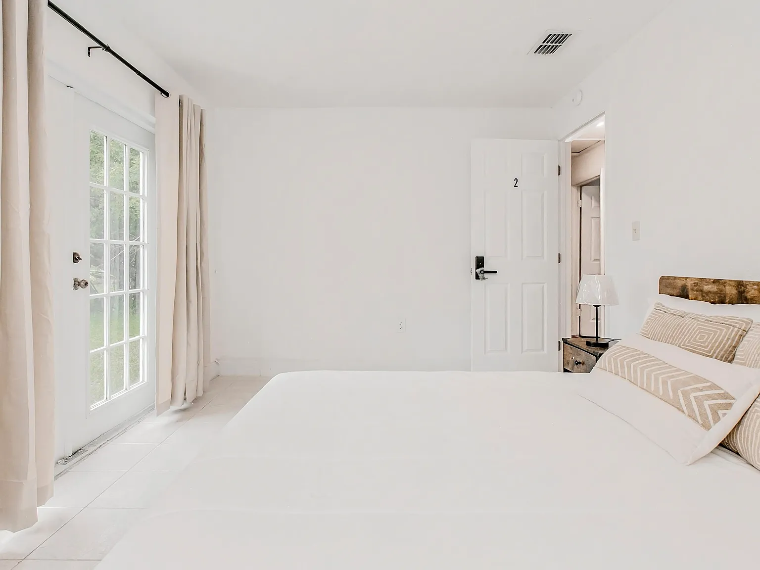 4 bed, 2.0 bath, 1176 sqft, $819 — Photo 2