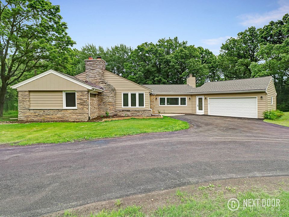 1st image of 975 Hiawatha Ln