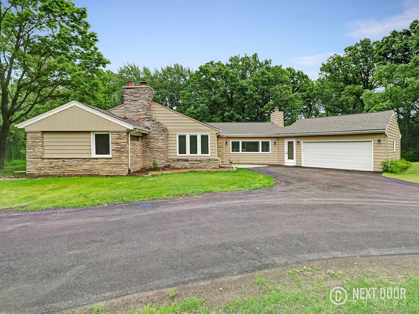 975 Hiawatha Ln photo 1