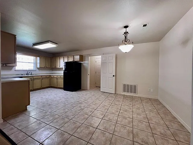 5641 W Fountain St — Photo 7