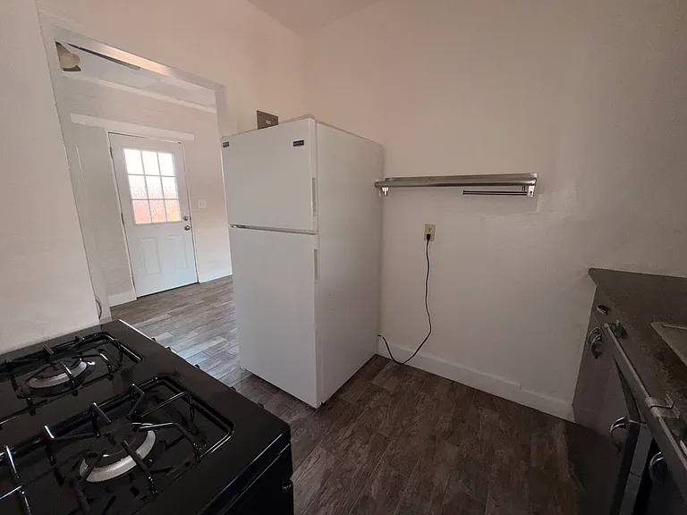 1345 E 9th St — Photo 13