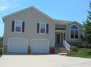 410 Maple Ct, Lansing, KS 66043