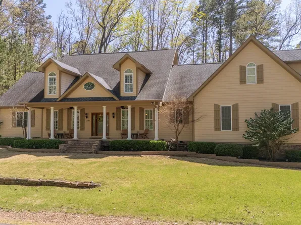 1240 Point Grand Dr, Savannah, TN 38372