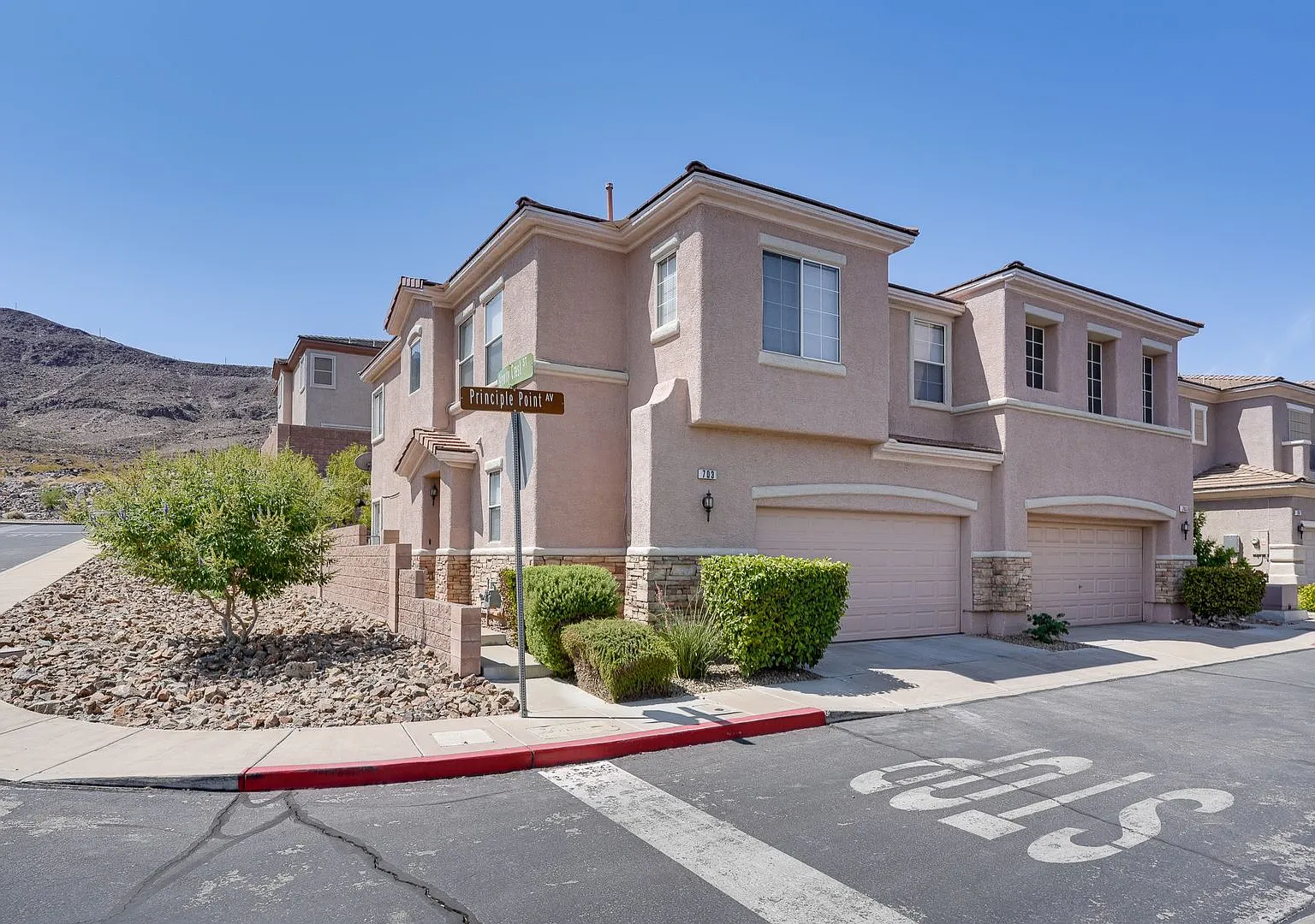 Charming 3 Bedroom Town Home — Photo 2