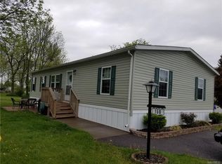 156 Crestwood Dr, Lockport, NY 14094