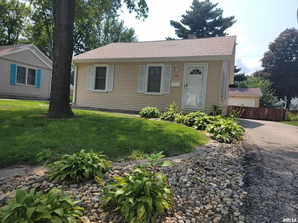 305 Sherwood Dr, Pekin, IL 61554