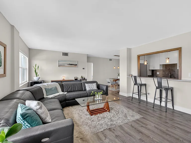 2555 NE 11th St #609 — Photo 4