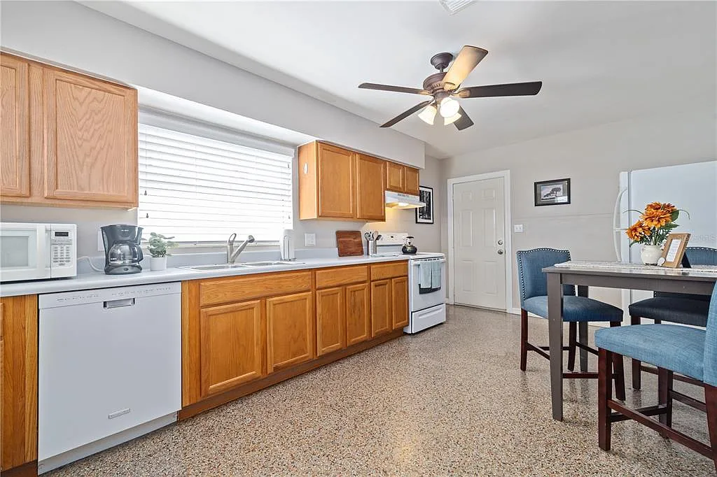 3 bed, 1.5 bath, 1084 sqft, $3,200 — Photo 3