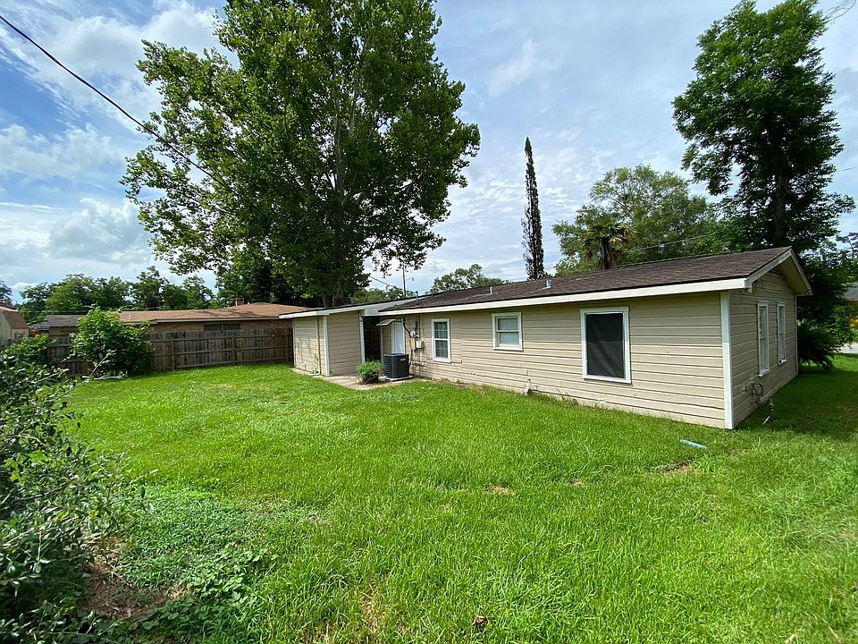 1st image of 403 N Bluebonnet Dr