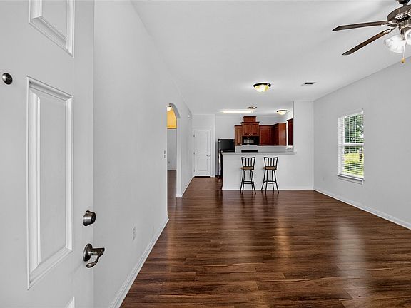 5th image of 233 Beatrice St