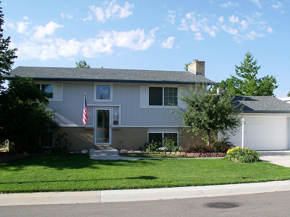 Must See! 4 Car Garage and RV Parking/Elec.