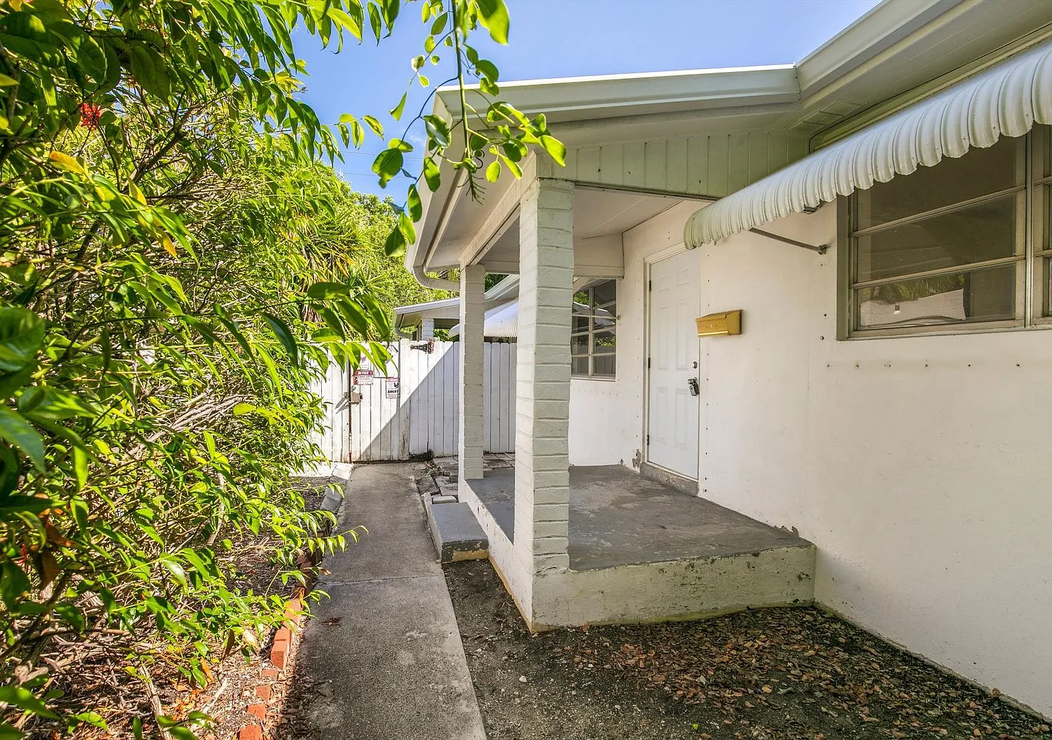 Charming 2BR/1BA with Fenced Yard & Outdoor Shower Available Now — Photo 4