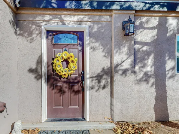 920 Charles Dr NE, Rio Rancho, NM 87144